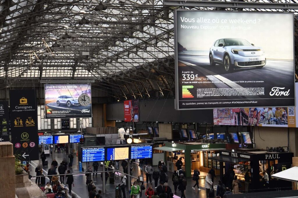Publicité Ford Emblématique gare 2