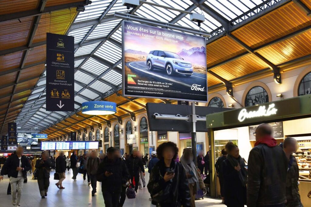Publicité Ford Emblématique gare 3