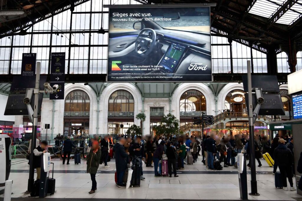 Publicité Ford Emblématique gare 4