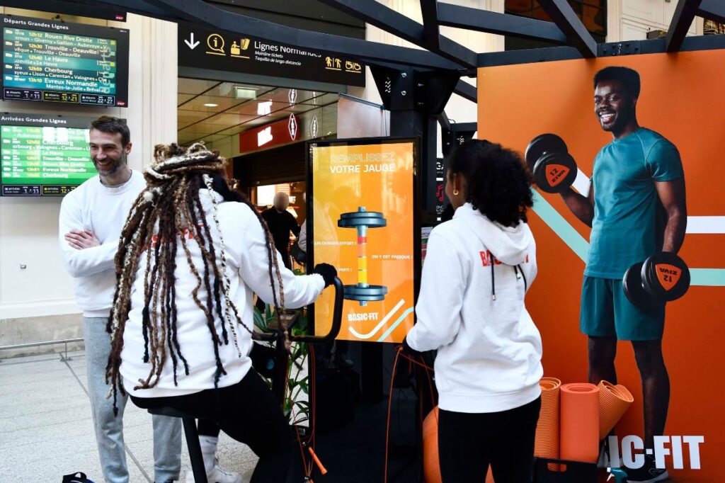 Publicité Event Basic Fit gare 1