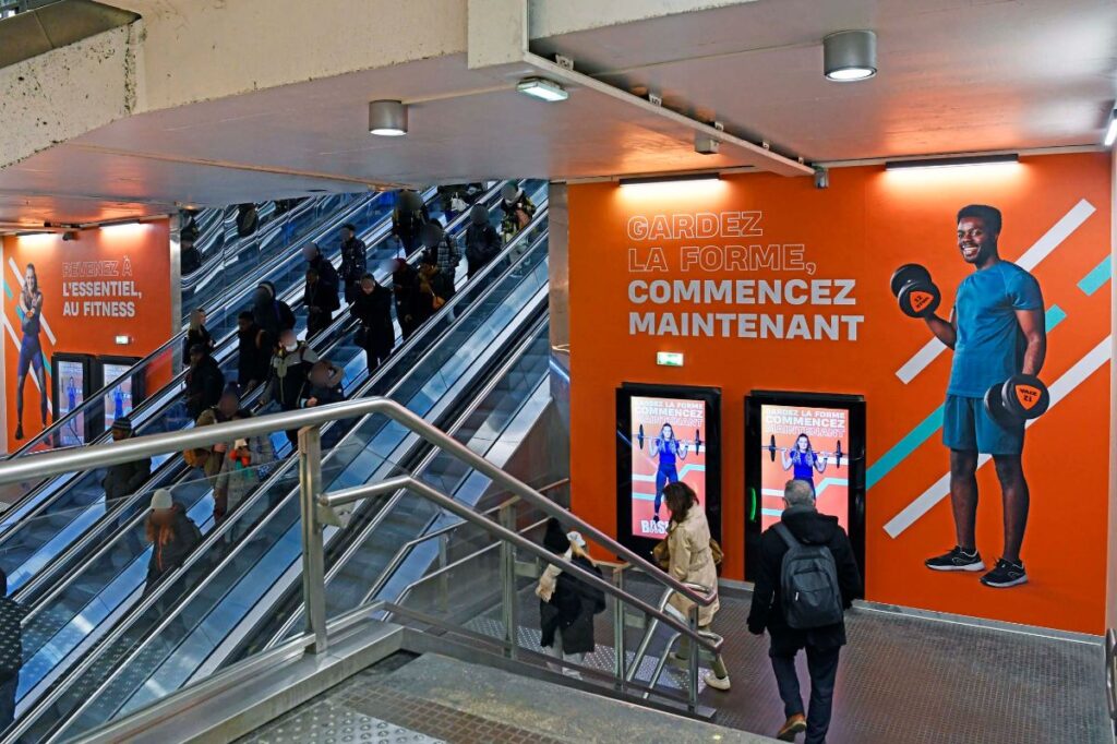 Publicité Event Basic Fit gare 5