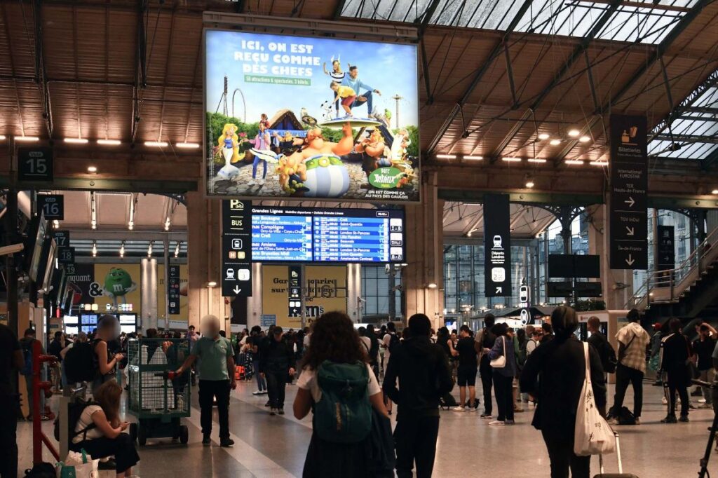 Publicité Parc astérix gare 3
