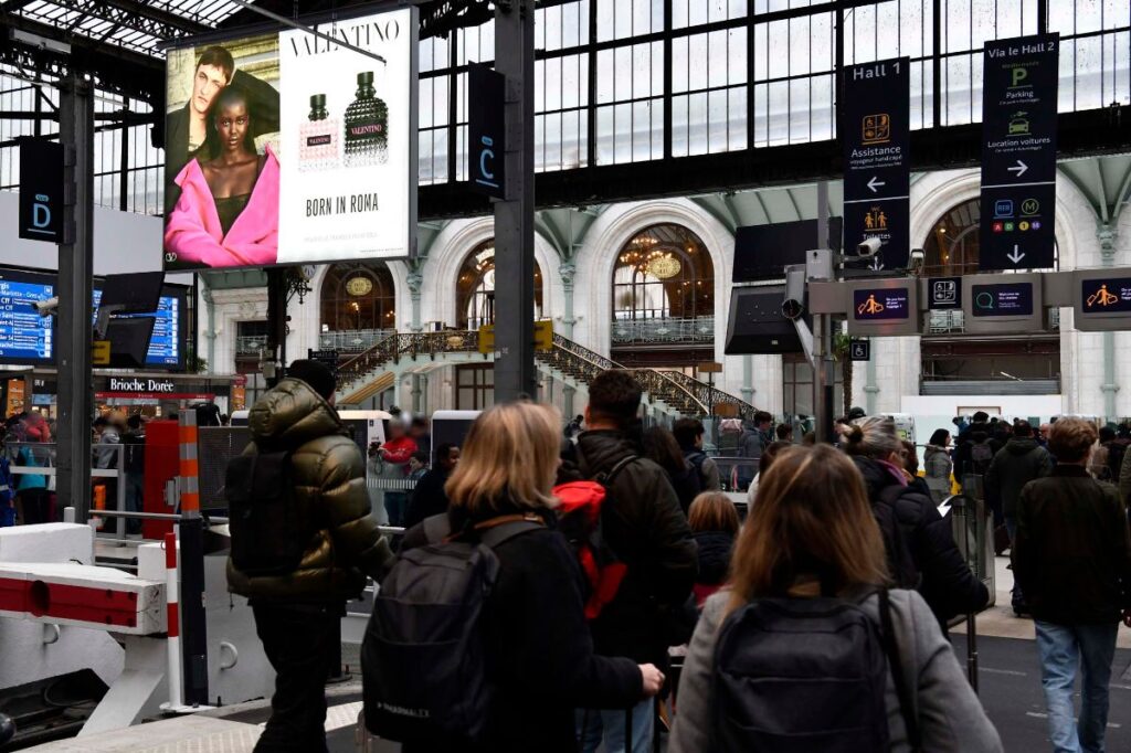 Publicité Valentino gare 1