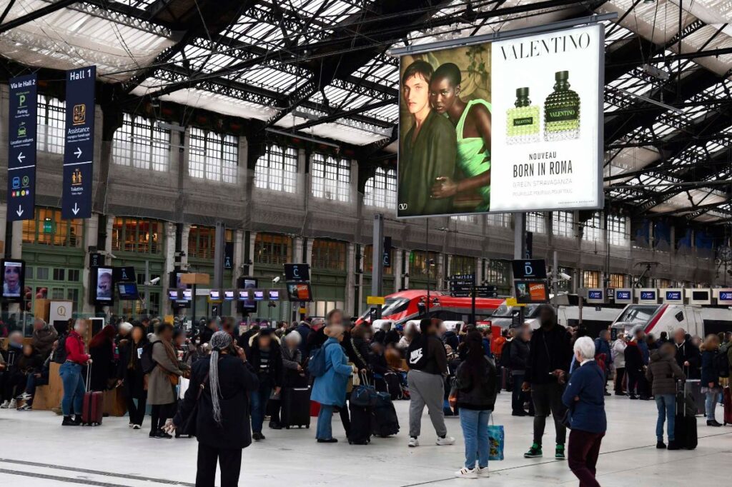 Publicité Valentino gare 2