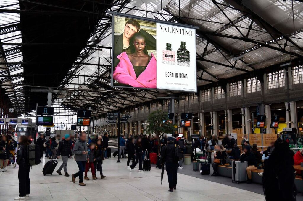 Publicité Valentino gare 3