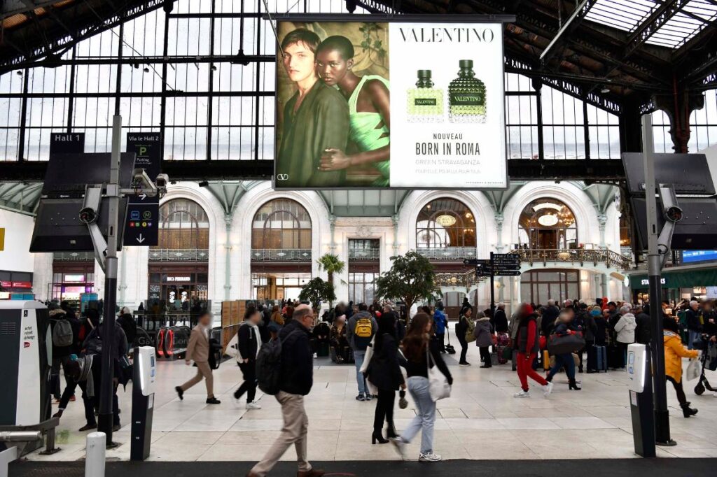 Publicité Valentino gare 4