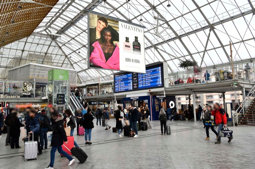 Publicité Valentino gare 7