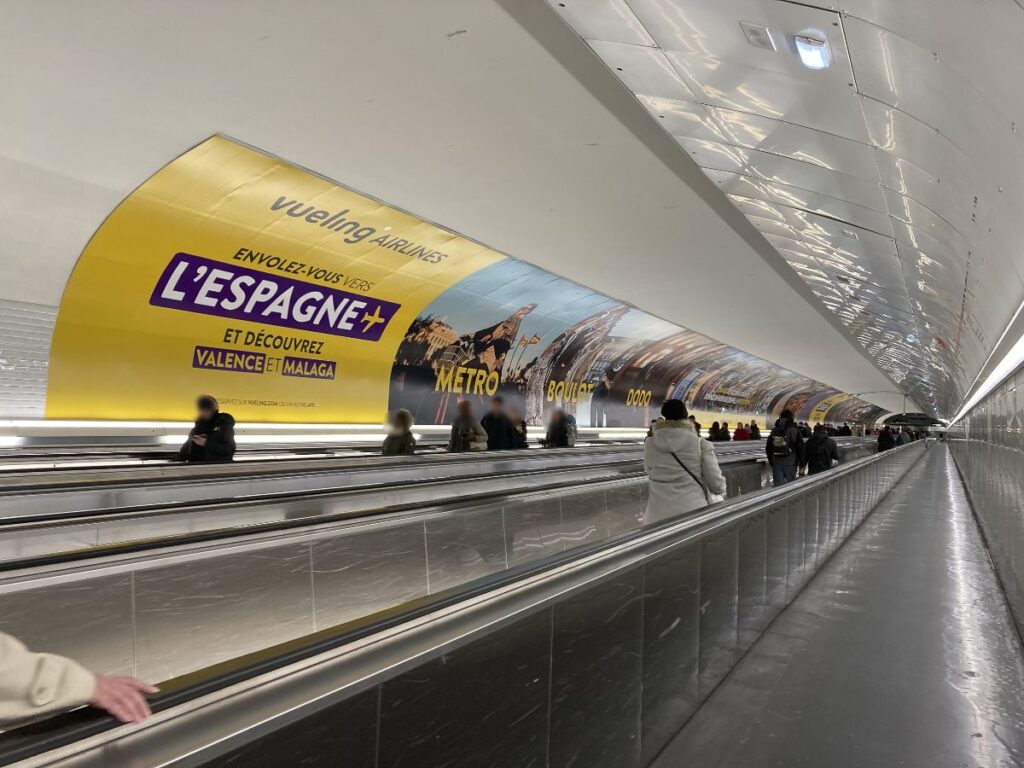 Publicité Vueling metro event paris 1