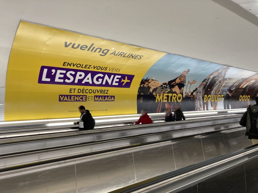 Publicité Vueling metro event paris 6