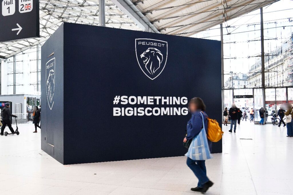 Publicité peugeot gare paris 5
