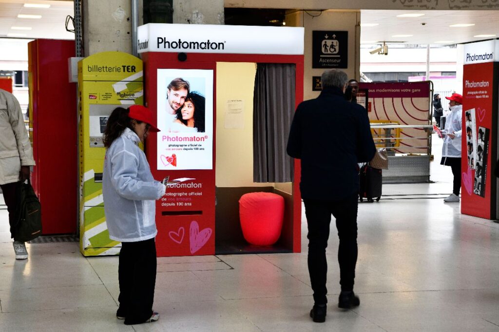 Publicité photomaton gare paris 2