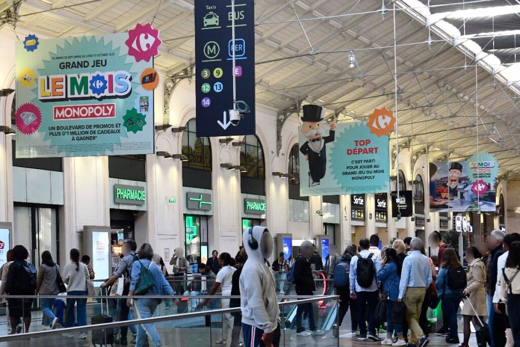 Publicité Carrefour Monopoly event gare 3