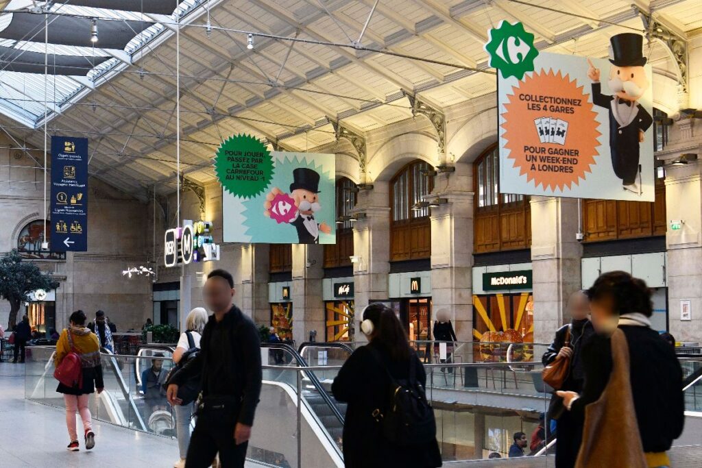 Publicité Carrefour Monopoly event gare 4