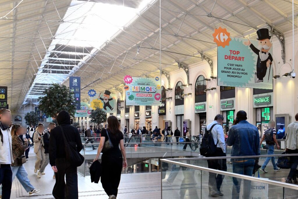 Publicité Carrefour Monopoly event gare 5