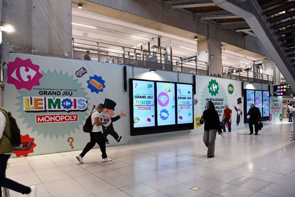 Publicité Carrefour Monopoly event gare 6