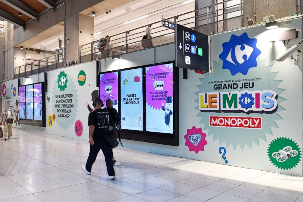 Publicité Carrefour Monopoly event gare 7