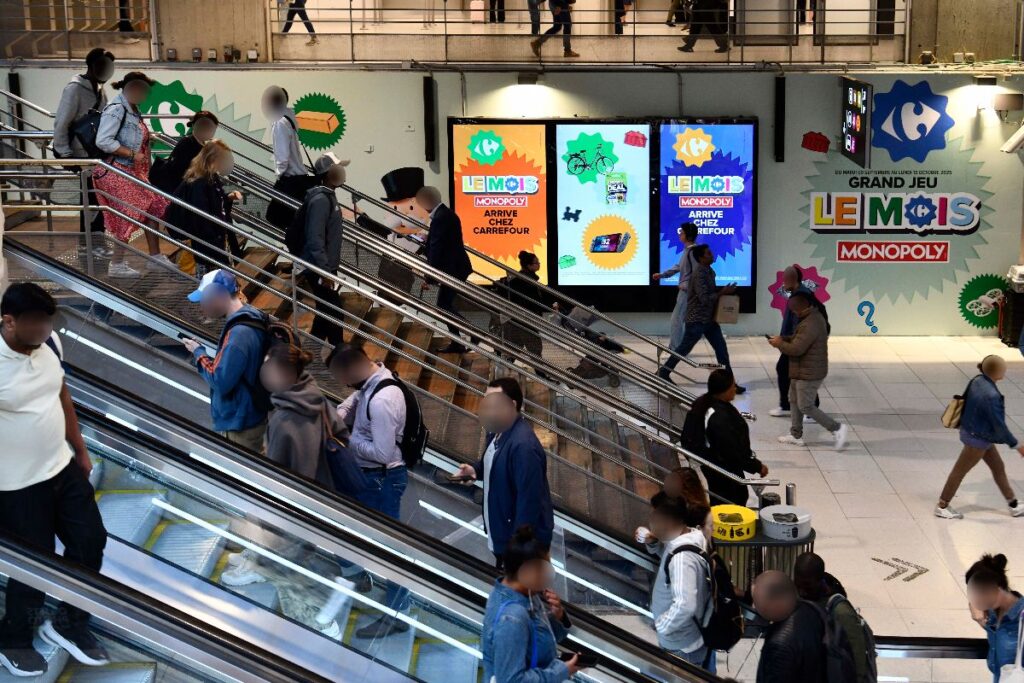 Publicité Carrefour Monopoly event gare 8