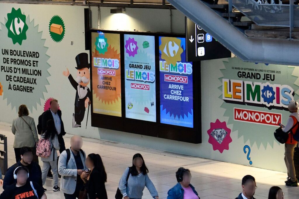 Publicité Carrefour Monopoly event gare 9