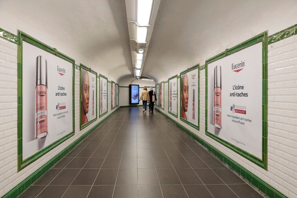 Publicité Event Eucerin metro paris 6