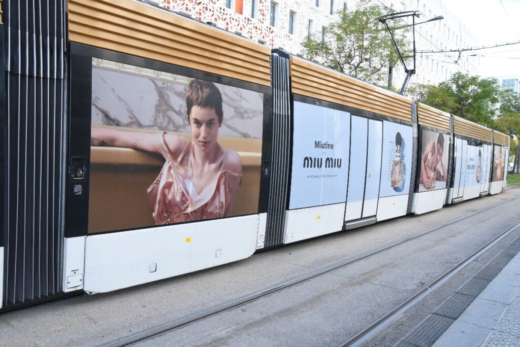 Publicité event MiuMiu tramway Marseille 3