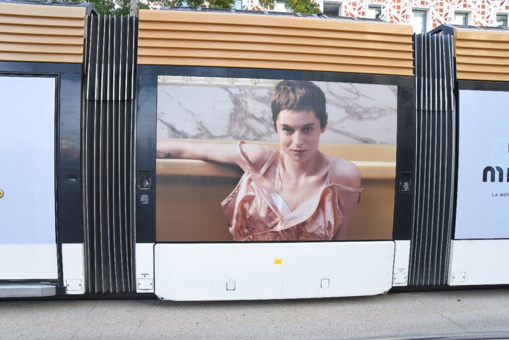 Publicité event MiuMiu tramway Marseille 4