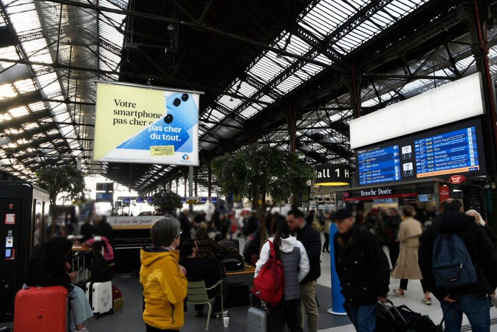 Publicité Bouygues Market gare paris 2