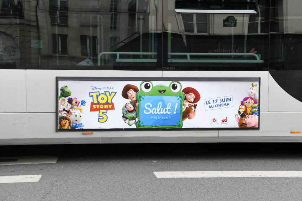 Publicité Toy Story 5 Bus 2