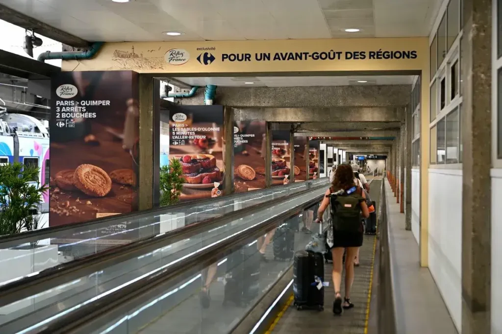 Affichage publicitaire événementiel dans les couloirs de Paris Montparnasse