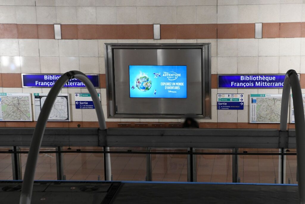 Affichage publicitaire DOOH sur le quai du métro parisien