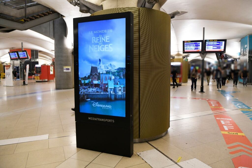 Affichage publicitaire DOOH dans les gares de Paris