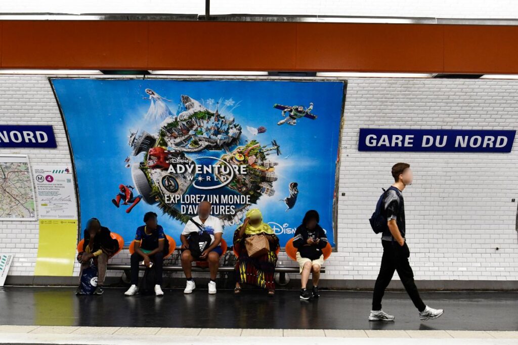 Affichage publicitaire 4x3 sur le quai du métro parisien