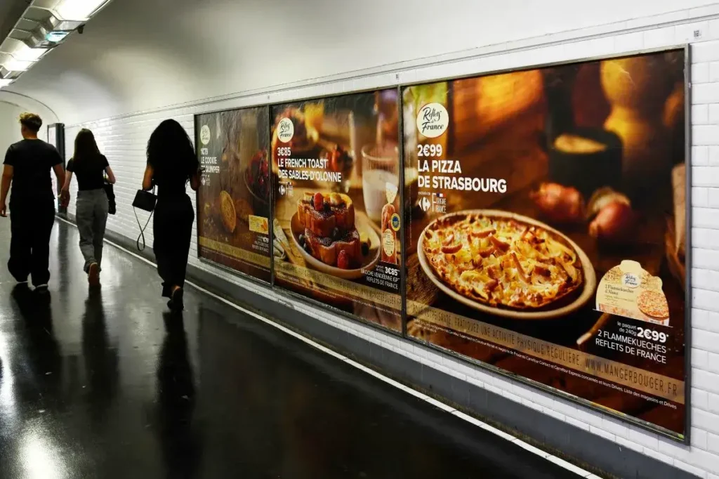 Affichage publicitaire 3m² dans les couloirs du métro parisien