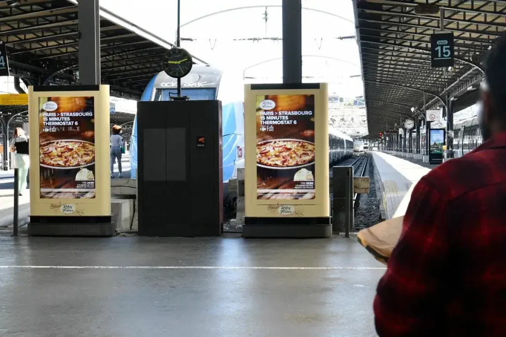 Affichage publicitaire DOOH dans les gares de Paris