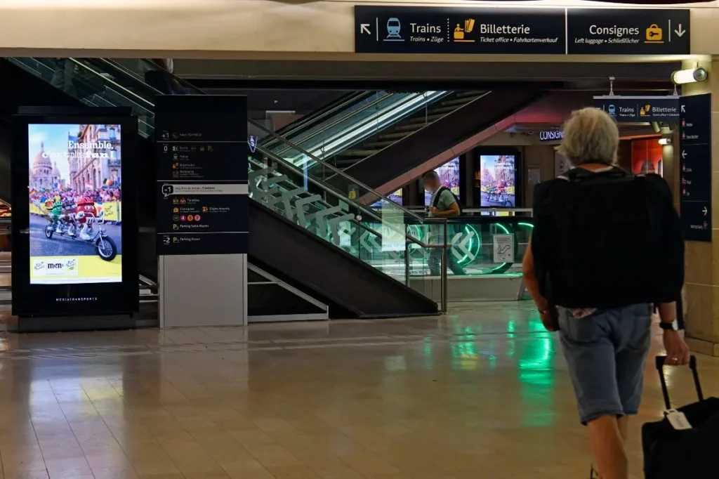 Affichage publicitaire DOOH dans les gares de Paris