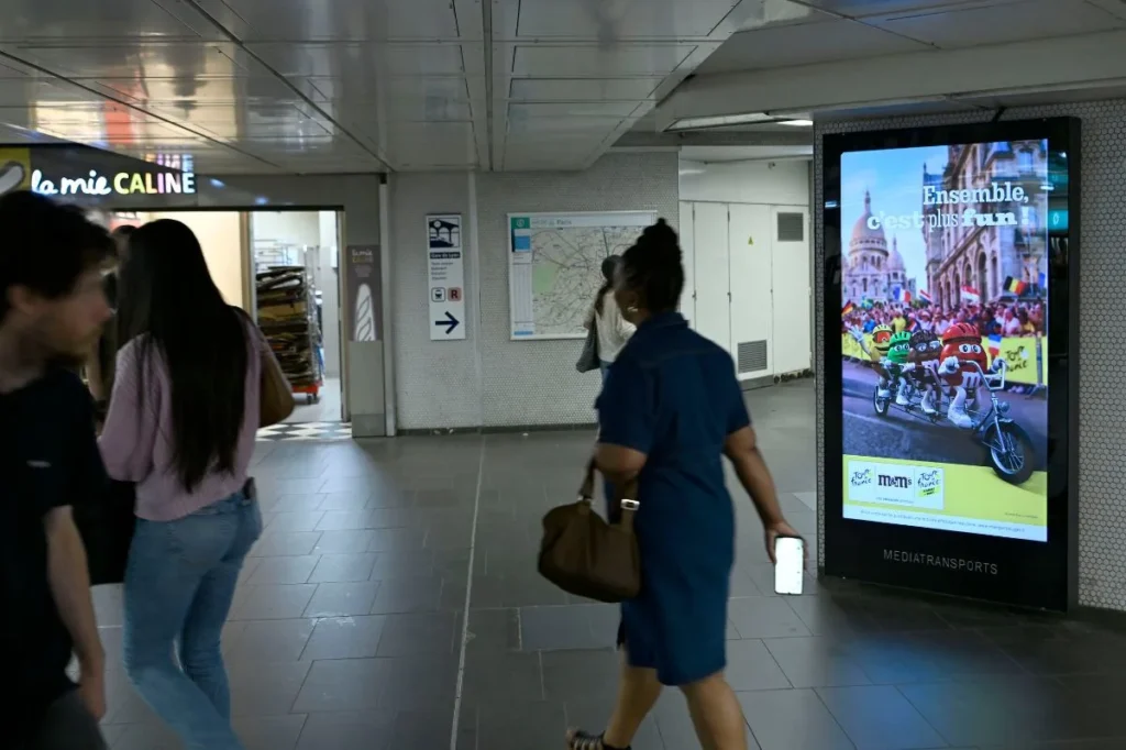 Affichage publicitaire DOOH dans le métro de Paris