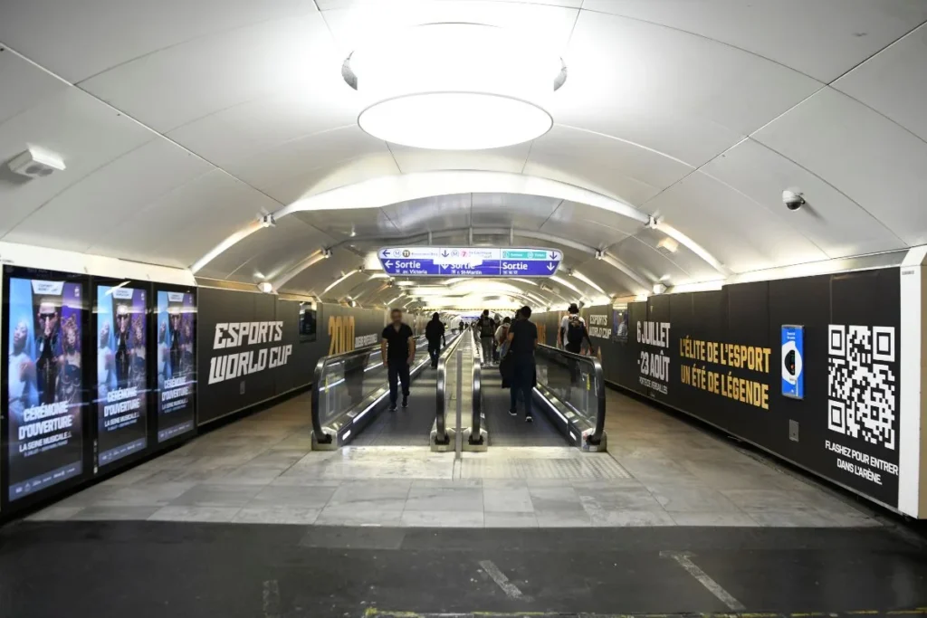Affichage publicitaire événementiel dans les couloirs de Châtelet à Paris