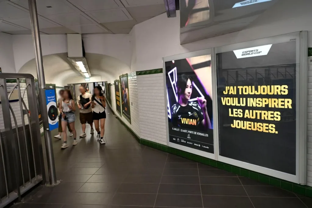 Affichage publicitaire événementiel dans les couloirs de Paris