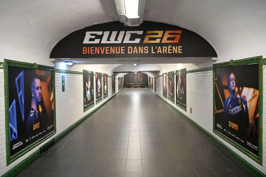 Affichage publicitaire événementiel dans les couloirs à Porte de Versailles