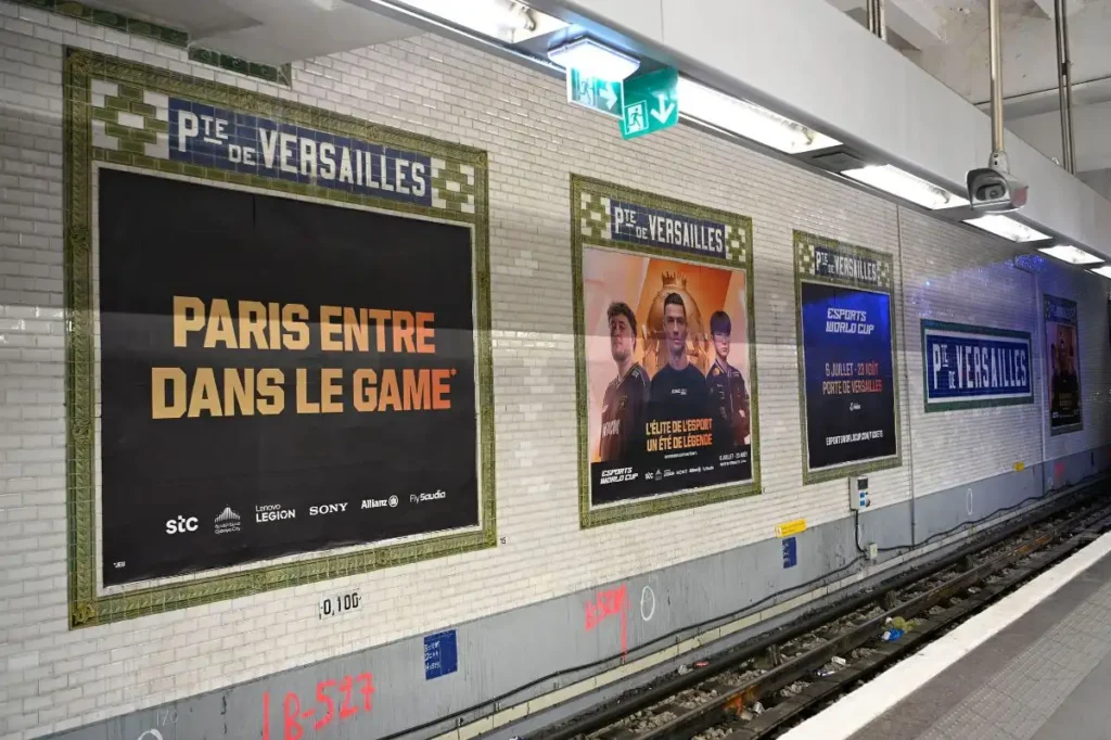 Affichage publicitaire 4x3 sur le quai du métro parisien