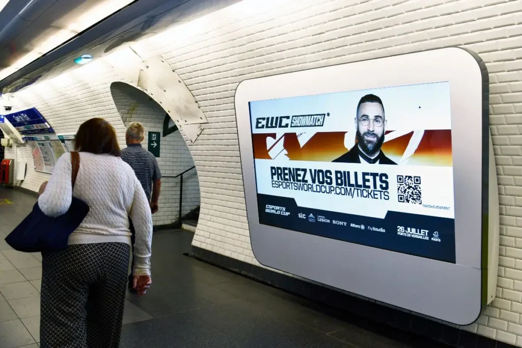 Affichage publicitaire DOOH sur le quai du métro parisien