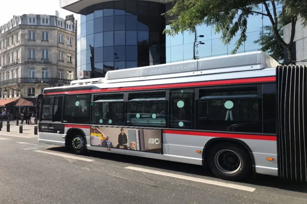 Affichage publicitaire sur les flancs gauches des bus de Lille