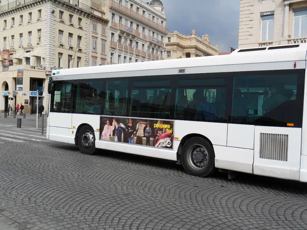 Affichage publicitaire sur les flancs gauches des bus de Marseille