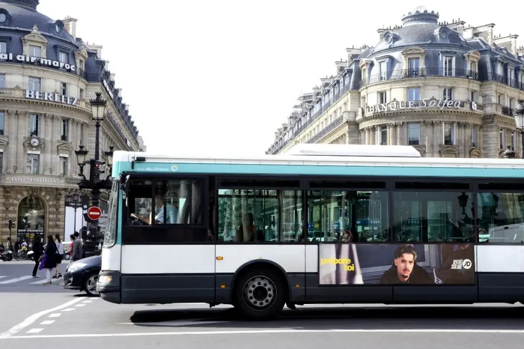 Affichage publicitaire sur les flancs gauches des bus de Paris