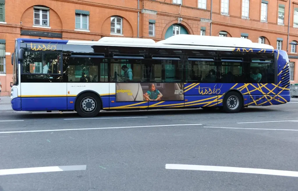 Affichage publicitaire sur les flancs gauches des bus de Toulouse