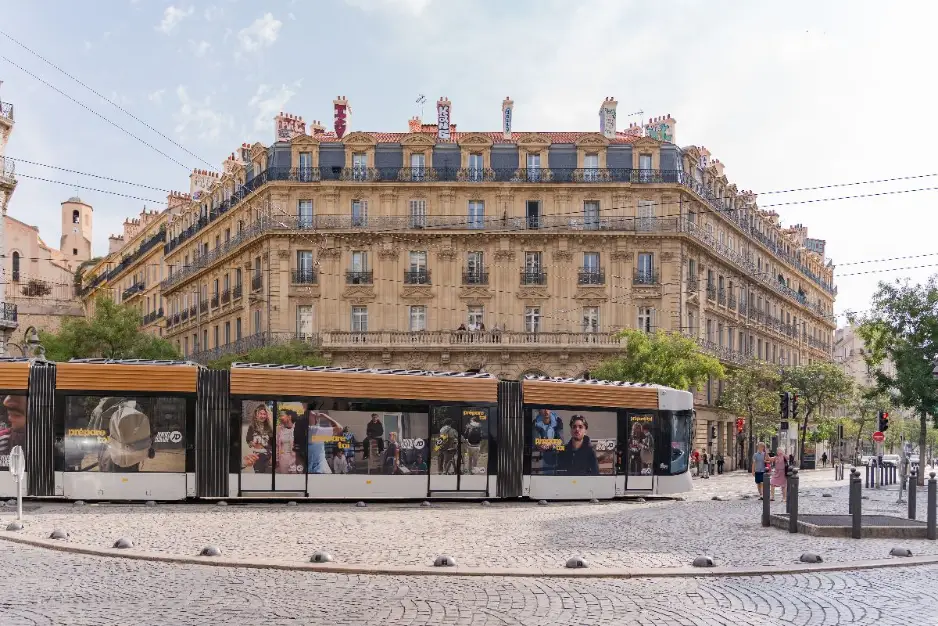 Affichage publicitaire événementiel sur le tramway de Marseille