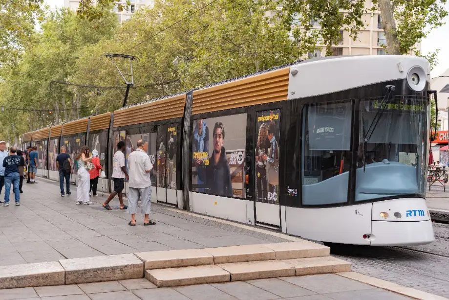 Affichage publicitaire événementiel sur le tramway de Marseille