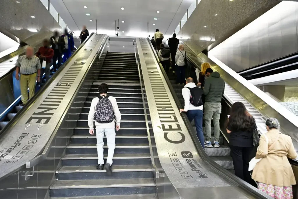 Affichage publicitaire événementiel dans à la Défense Grande Arche