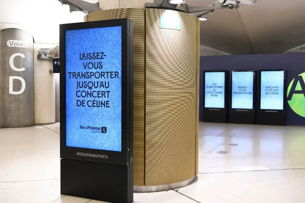 Affichage publicitaire DOOH dans les couloirs du métro de Paris