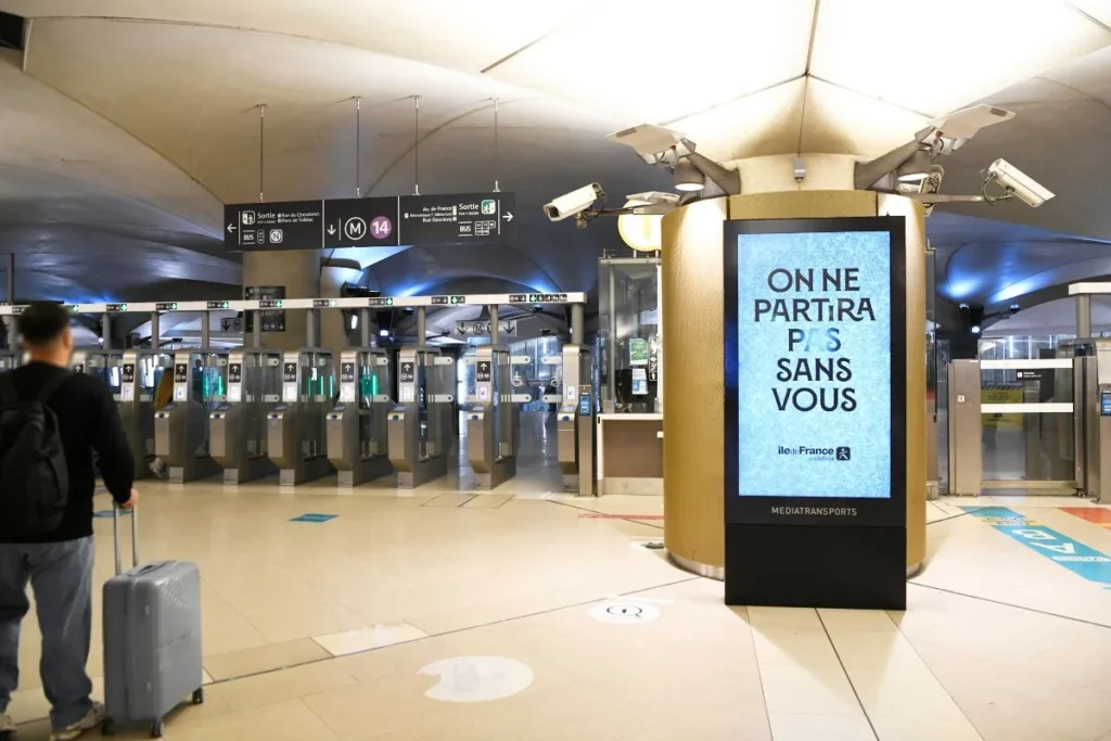 Affichage publicitaire DOOH dans les couloirs de Paris