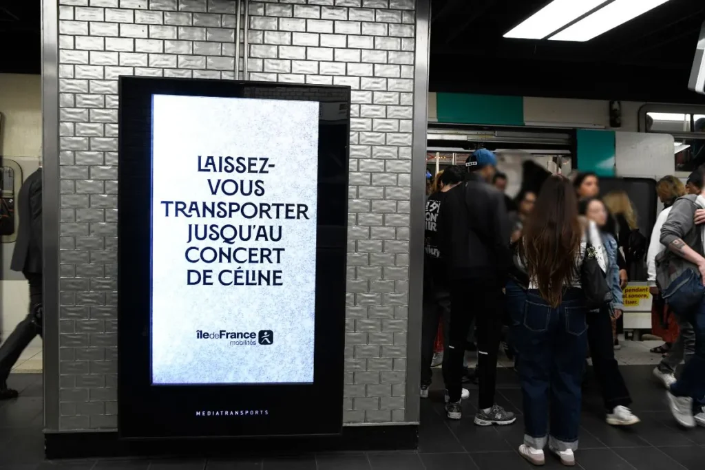 Affichage publicitaire DOOH sur les quais du RER A de Paris